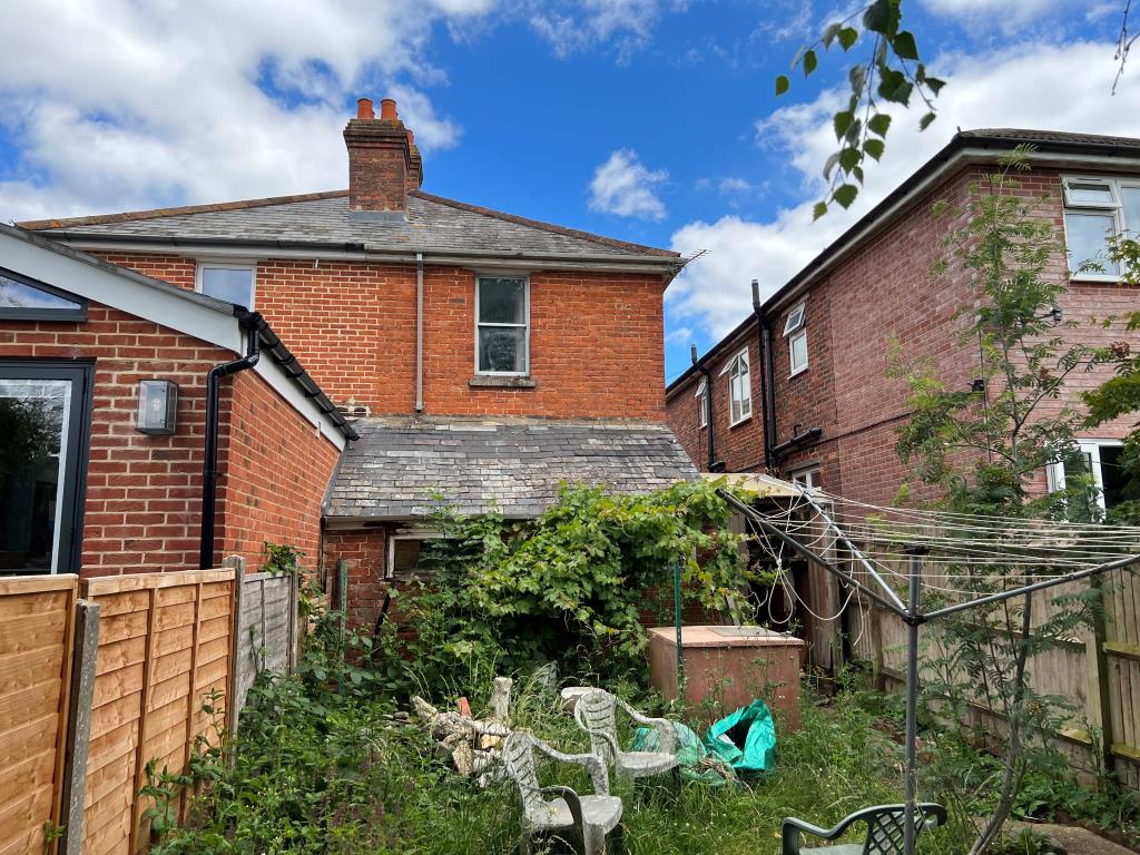 Lot: 82 - THREE-BEDROOM HOUSE FOR IMPROVEMENT -